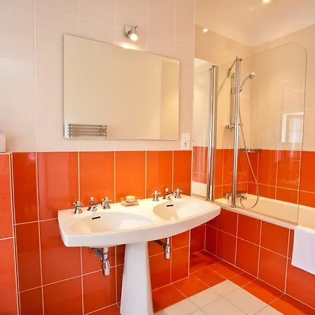 Clos Mirabel Manor -