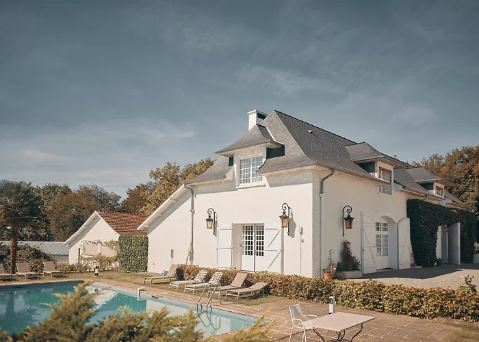 Clos Mirabel Manor - *