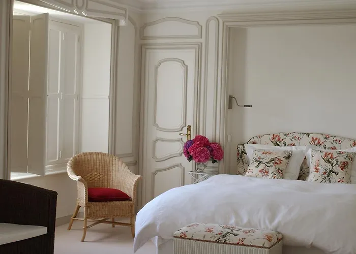 Clos Mirabel Manor -